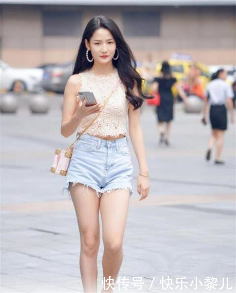 好看|街拍貌美肤白的小姐姐,大长腿十分亮眼,养眼又好看