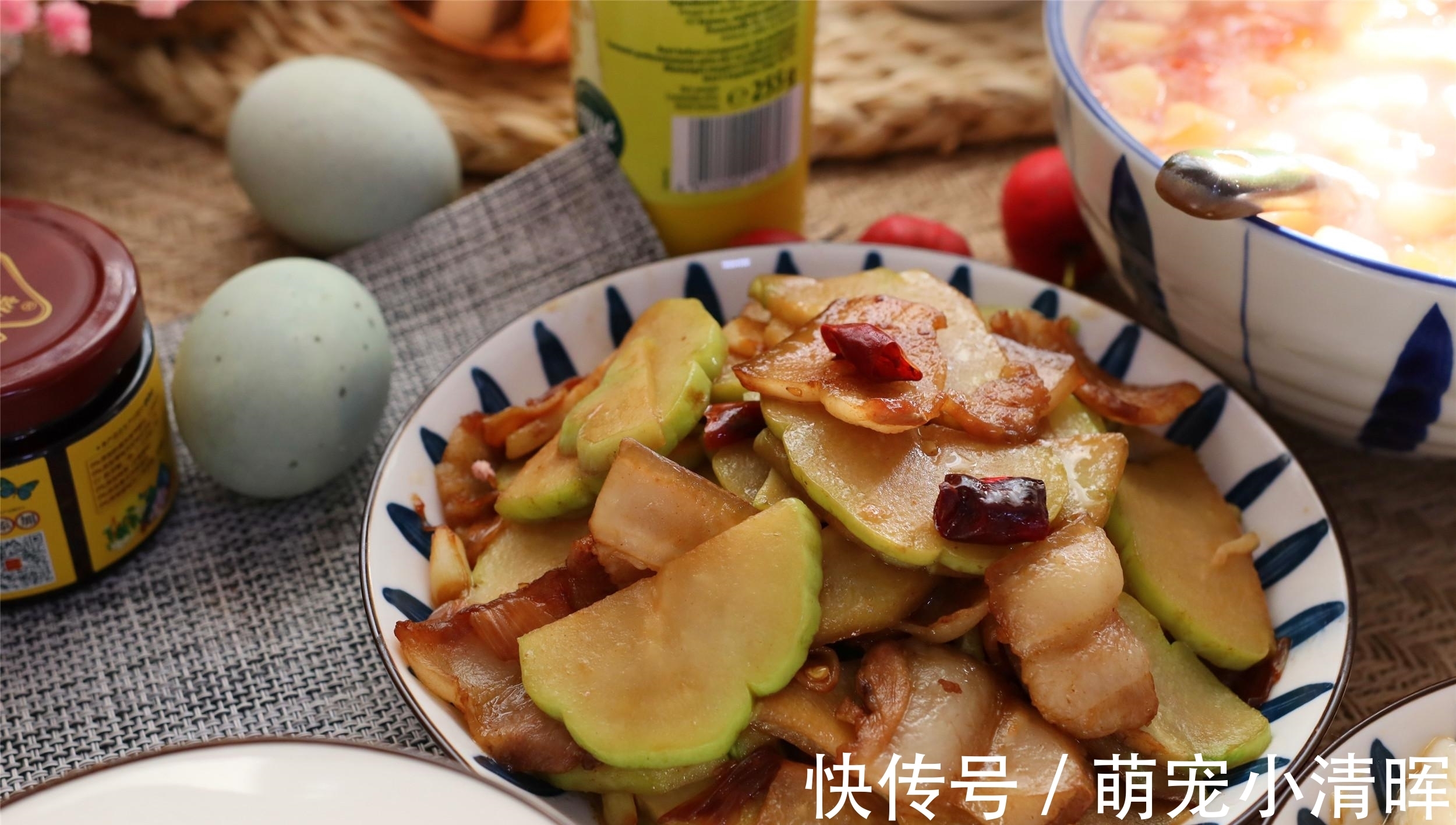 河南|河南一家四口晒午餐,3菜1汤不到20块钱,网友:真会过日子