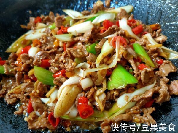 浓郁|#少盐饮食 轻松生活#微辣、葱香浓郁，羊肉香嫩不膻的葱爆羊