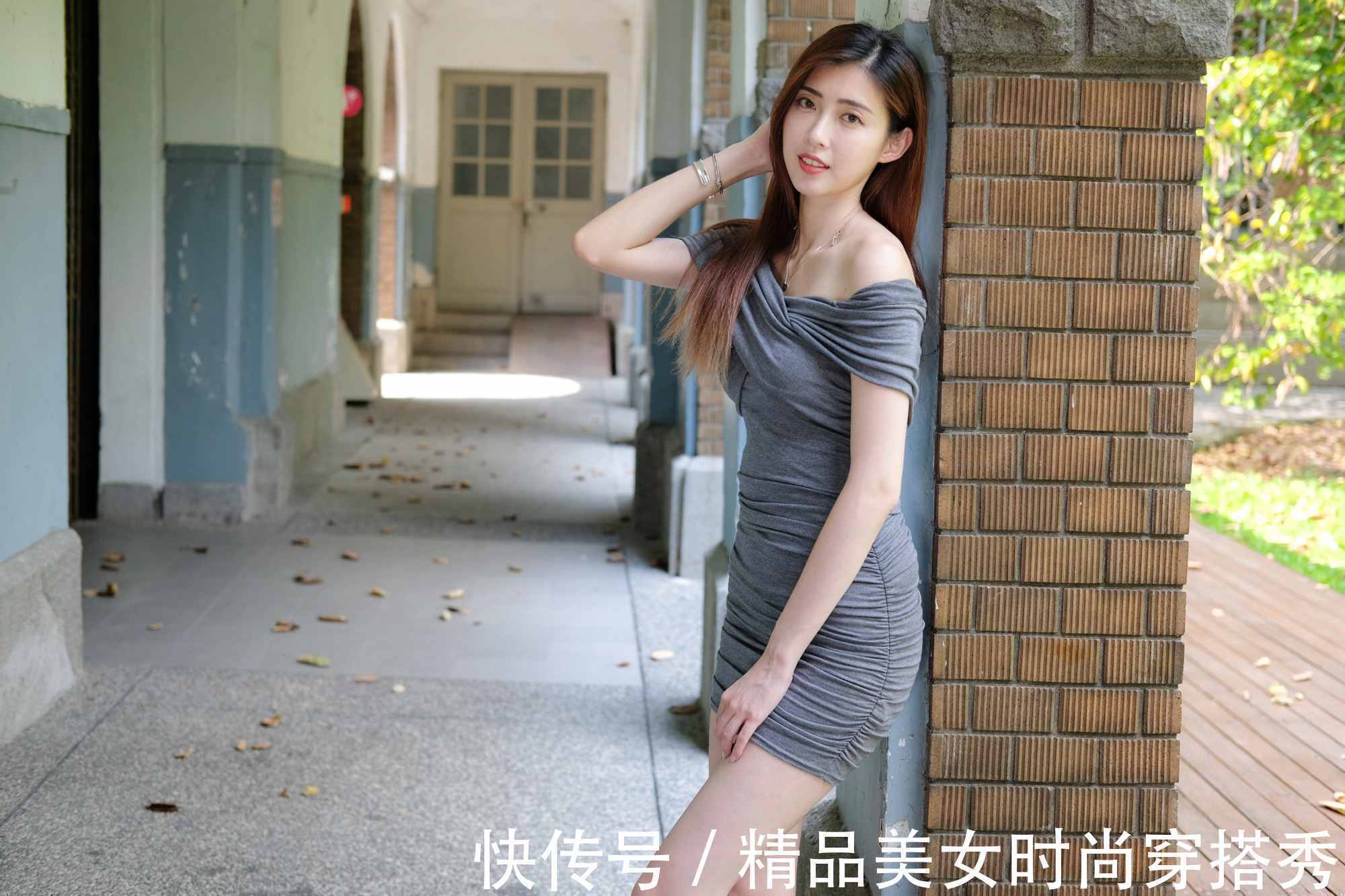 修身 小姐姐身穿一件灰色的修身连衣裙,简约的同时却有着不一样的时尚