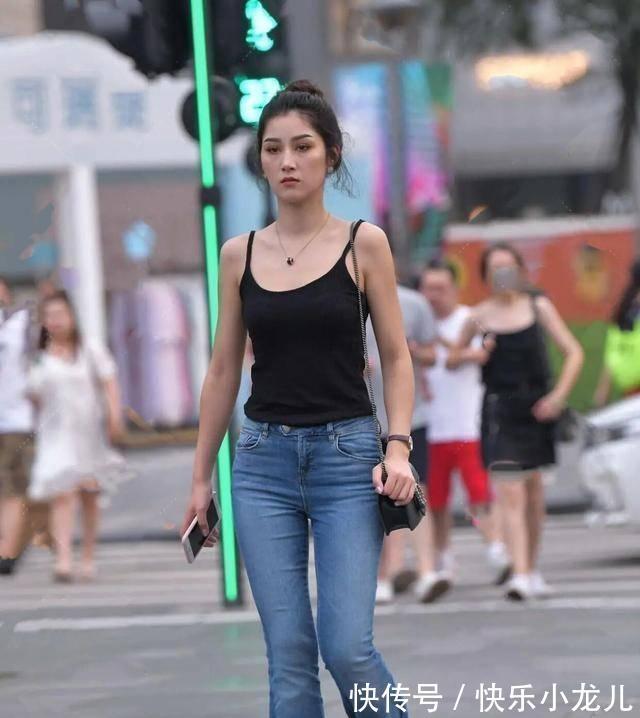 小吊带|白色露脐小吊带搭配高腰牛仔打底裤，简约又清爽