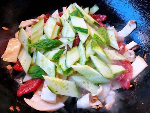 腊肉黄瓜炒杏鲍菇 不一样的好味道