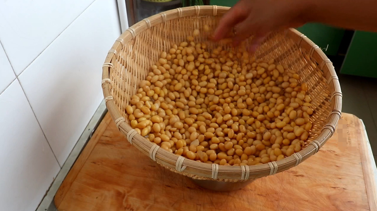 黄豆别再打豆浆了，教你一个更营养的做法，香辣开胃下饭，超好吃