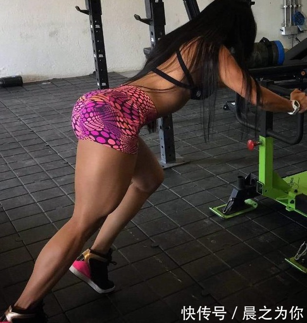 锻炼|美女爱好健身，锻炼出健硕“磐石腿”，和丈夫相比都还更胜一筹