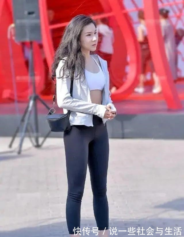 美女 “露胃”瑜伽裤的美女,用心挑选出合身的版型,搭配容易!