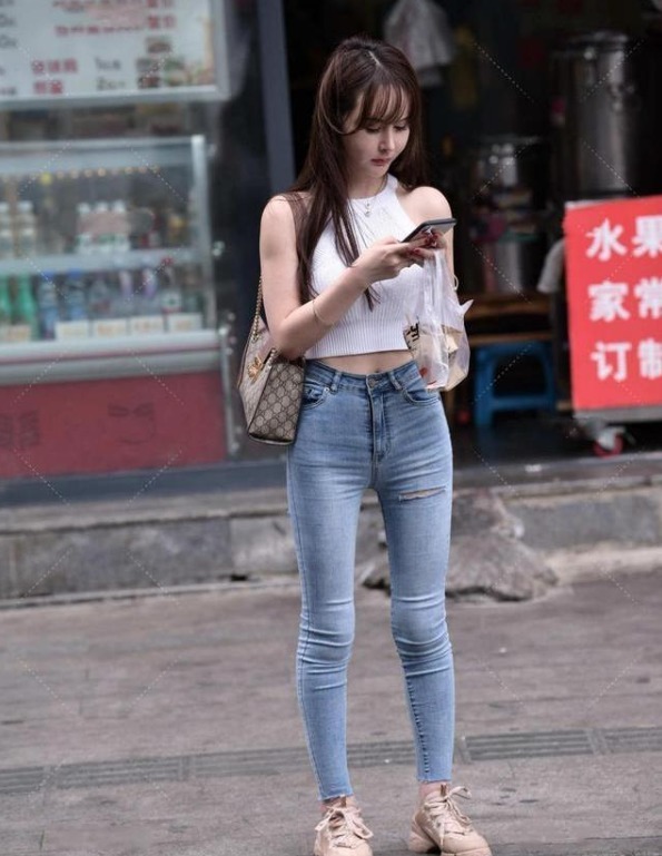 搭配 浅色牛仔裤的多种搭配方式,搭配白色背心,经典时尚