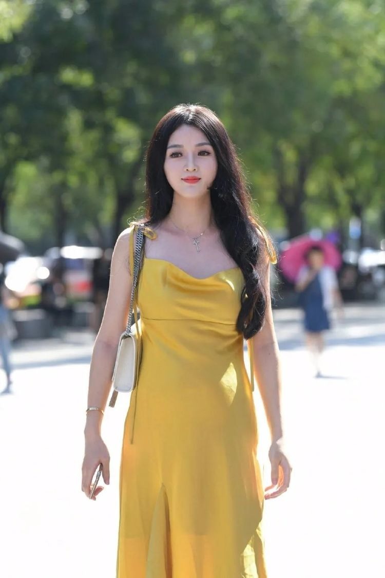 西装|美女穿着灰色的西装,搭配黑色的丝袜,充满妩媚的时尚感