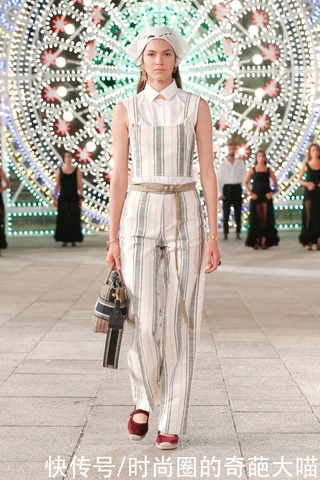 丝巾|祖传丝巾不再独属优雅！老土花纹在偷偷变酷，看起来毫无妈妈味道