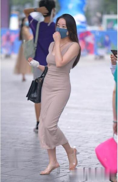 连衣裙|街拍：浅色调紧身连衣裙搭配透明色高跟, 简约时尚, 美艳迷人