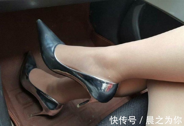 高跟鞋 银色高跟鞋的时尚搭配,浓浓的时髦味,青春的活力气息不减!