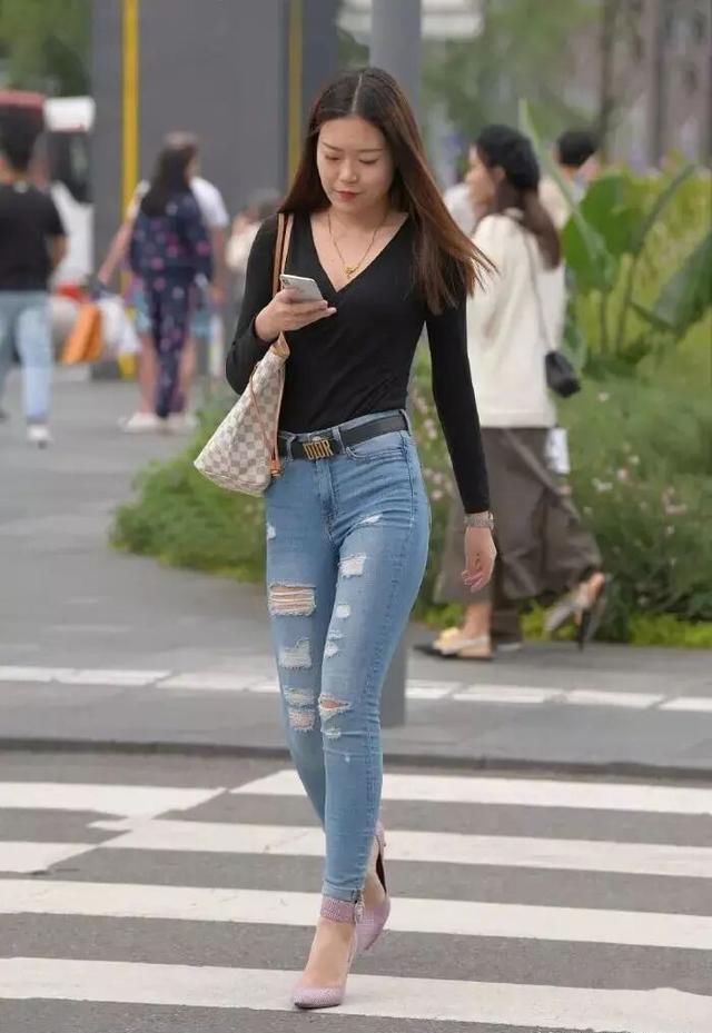 美女|瞧不起谁呢牛仔裤依旧时髦显瘦,占据了街头半壁江山