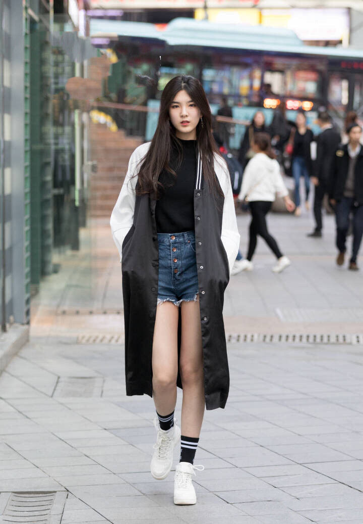 街拍:穿着清凉的美女,一件紧身露脐T恤,轻松秀出马甲线!