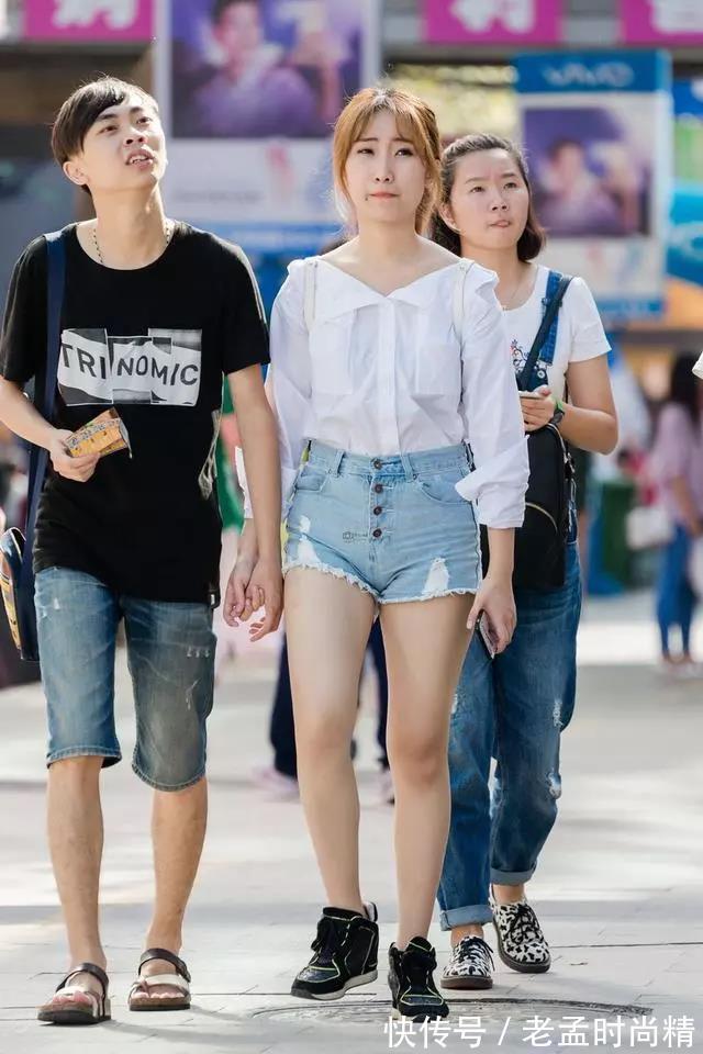 美女 街拍:身材丰满穿牛仔短裤的大白腿性感美女