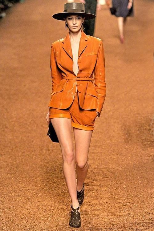 春季潮流抢先看，T台的这些时尚美搭，学起来绝对惹眼球！