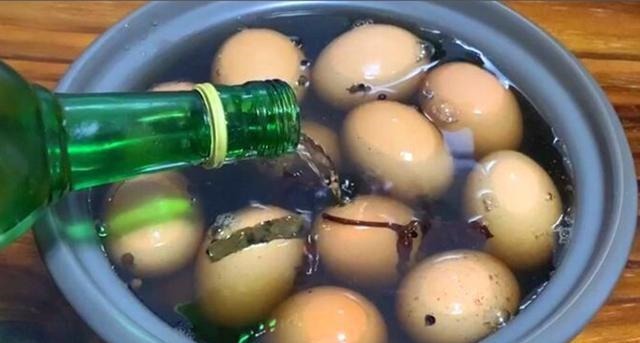 腌咸鸡蛋，只放盐就大错特错多加这2步，7天就能吃，起沙又流油