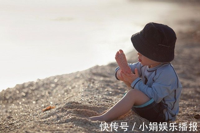 障碍物|宝宝担心脚丫沾地,苦练“空中一字马”,你家有“同款”娃吗?