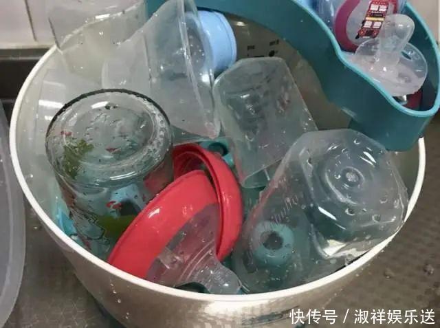 奶瓶|有一种“害娃”叫开水烫奶瓶,爸妈看似消毒,却毁了孩子健康