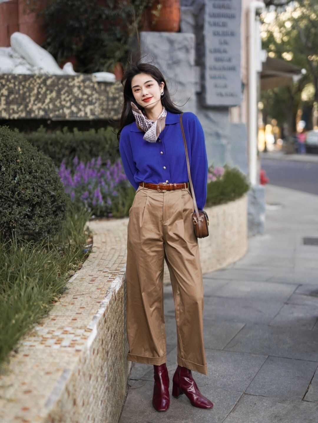 针织开衫 克莱因蓝不好配色?黑白红是标配,棕色米灰也可以“炒”一下CP