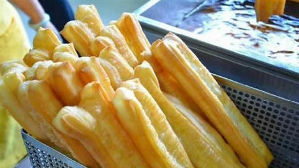 和面|5块钱1根的油条,到底怎么做大厨多加3克它,简单5步就搞定