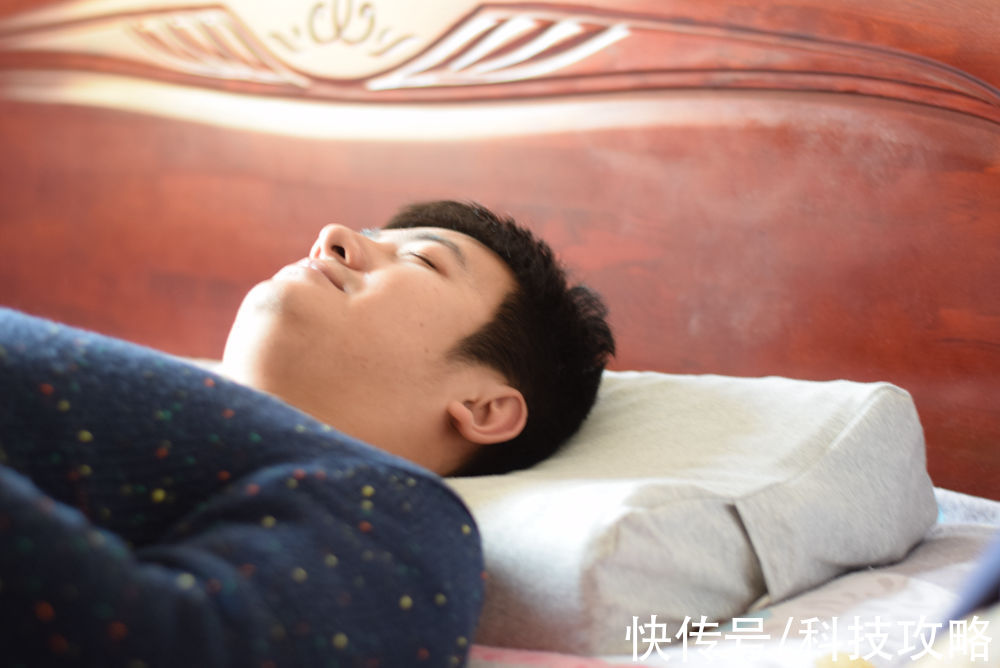 浅度睡眠|8H智能助眠天然乳胶枕体验：监测心率与呼吸，还能打鼾干预