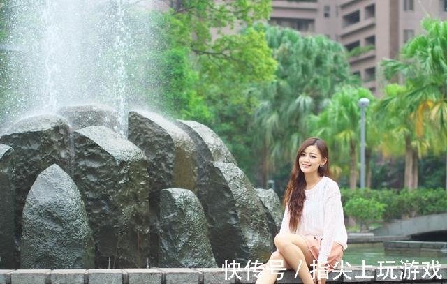 雪纺上衣 粉色超短裤搭配白色雪纺上衣,甜美感十足!