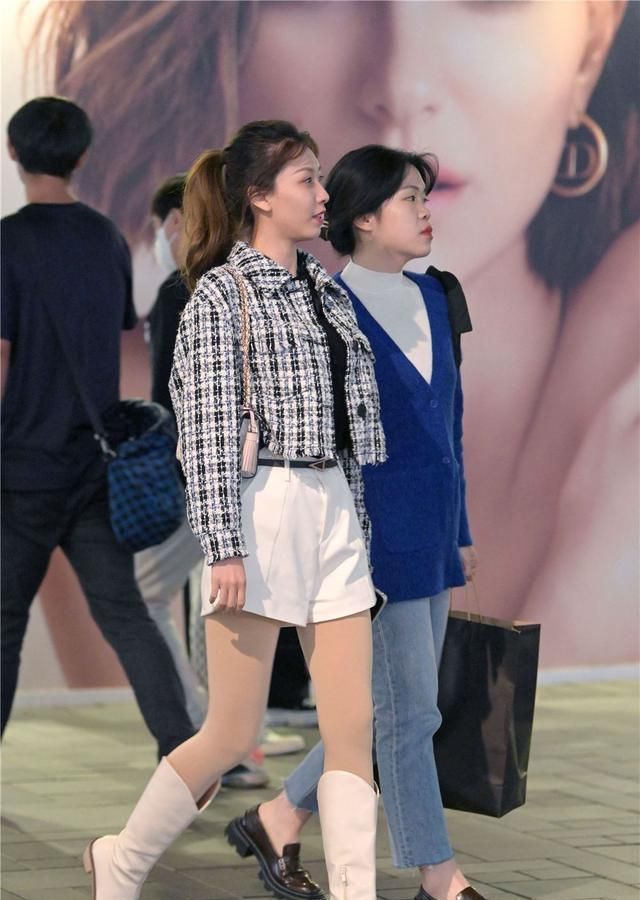 味道 白色长靴,有点特别多味道,深秋时节可以这样搭配