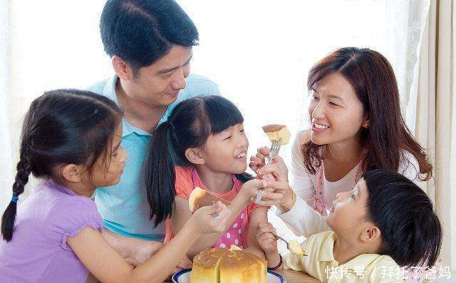 爸爸妈妈|爸爸只顾给姐姐吃水果,弟弟满脸委屈,弟弟我还是你亲生的吗