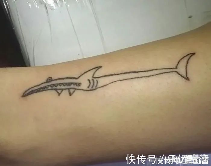 纹身师!不会画画的纹身师,纹出歪扭的小纹身,生涩俏皮让人忍俊不禁