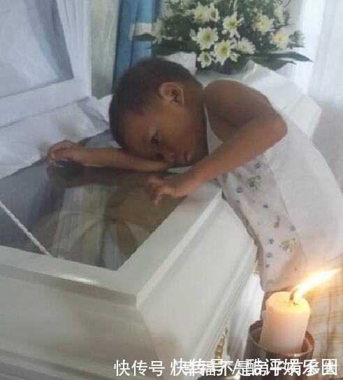 棺材|4岁小男孩趴在妈妈的棺材上,不舍得离去,与妈妈最后合影