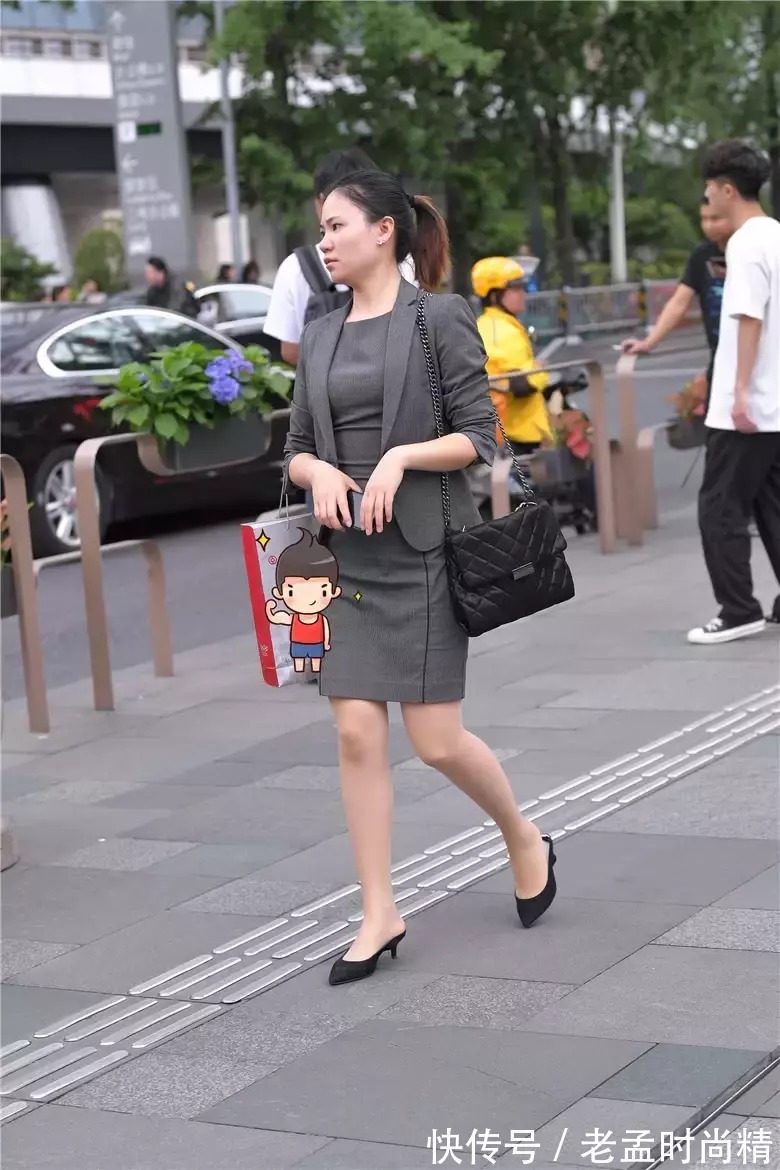 职场|路人街拍:兼顾事业的时尚辣妈,穿着职场套装,色调单一,却很美