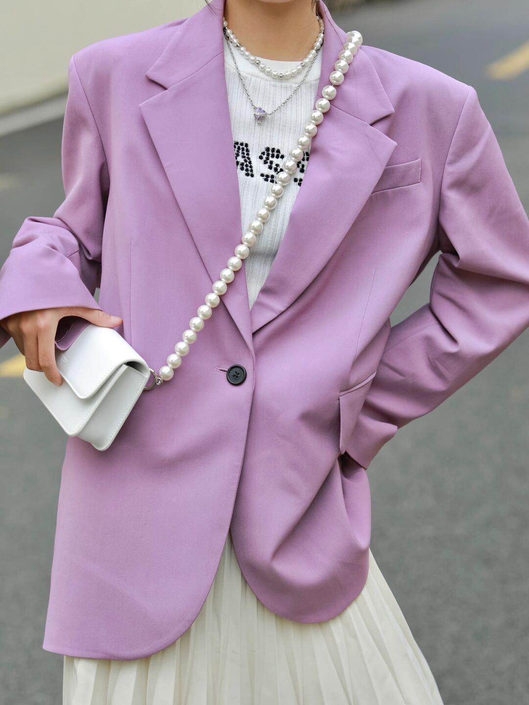 西装外套|秋冬怎么穿时尚又好看,紫色西装外套+米色百褶裙,清新又自然