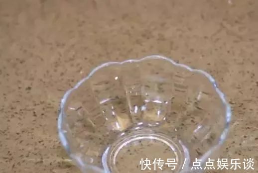 洗衣服时别只放洗衣液,多放一碗它,不用搓洗,衣服干净如新!