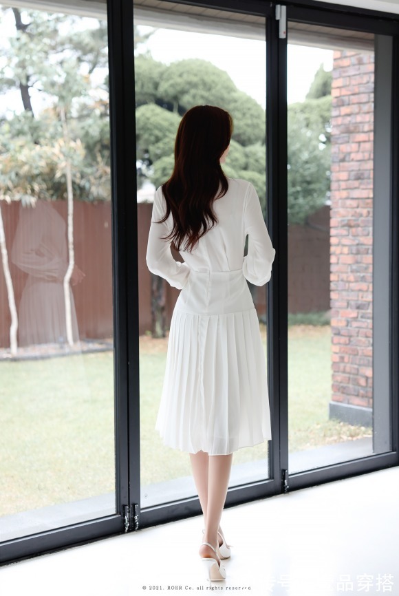 贝加莫雪穗|女神孙允珠高清时尚搭配:贝加莫雪穗晶莹飘绢百褶长裙