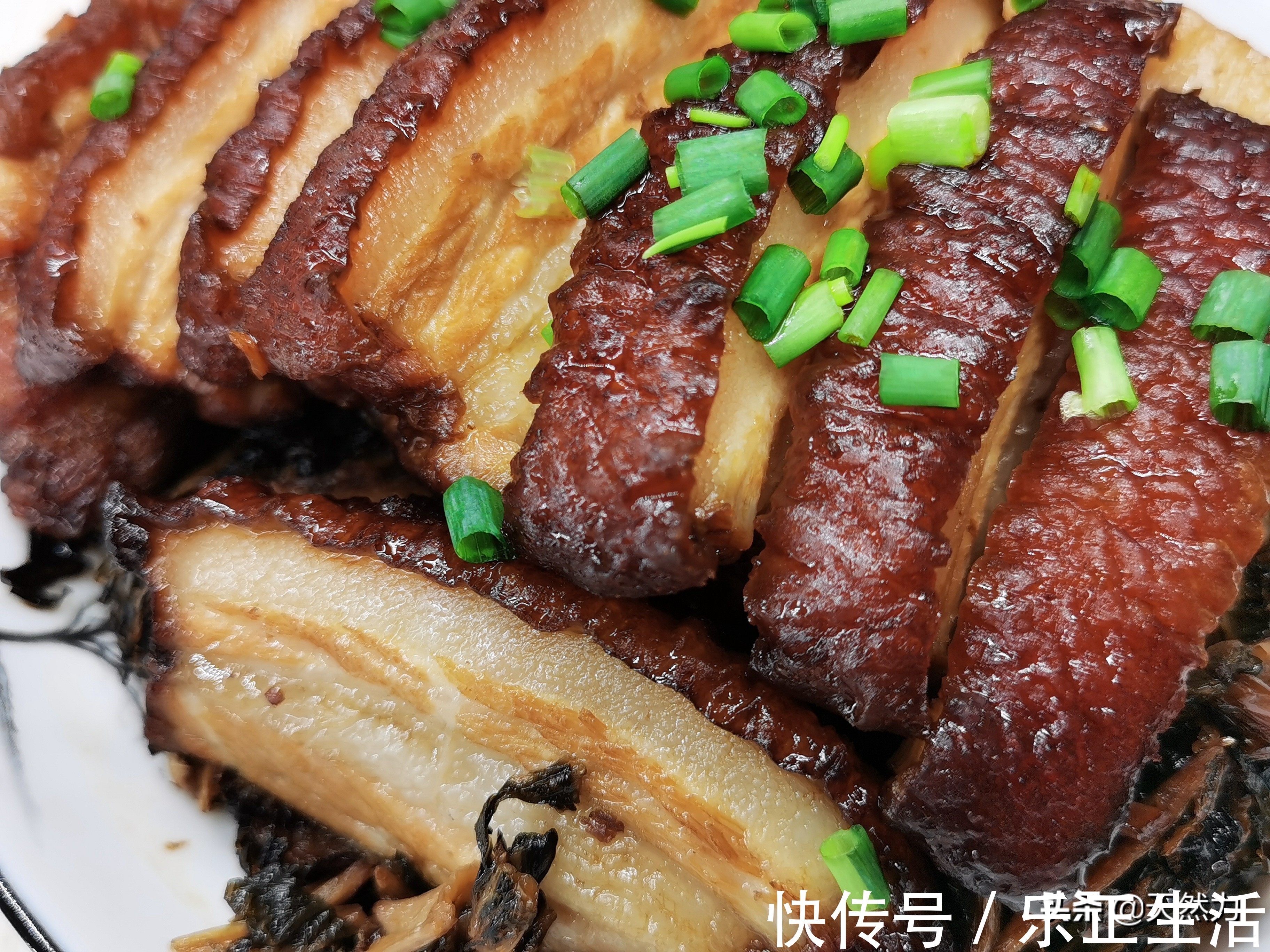 五花肉皮|怎样炸扣肉皮才起泡，方法简单，轻松搞定