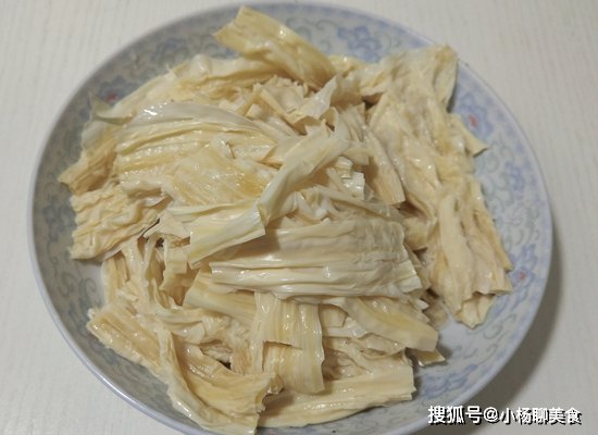 香菜|腐竹别再炒着吃了，这样做营养丰富，还香辣下饭，一次吃两碗饭