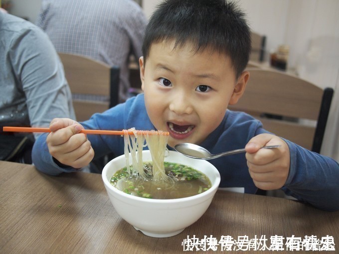 一日三餐|6岁娃爱吃肉,很少吃青菜,但从不积食,医生分析2件事帮大忙