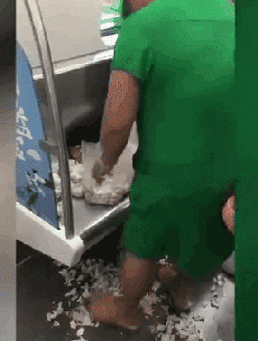 |搞笑GIF趣图：做厨师也不容易，每次剁洋葱都要哭一场！