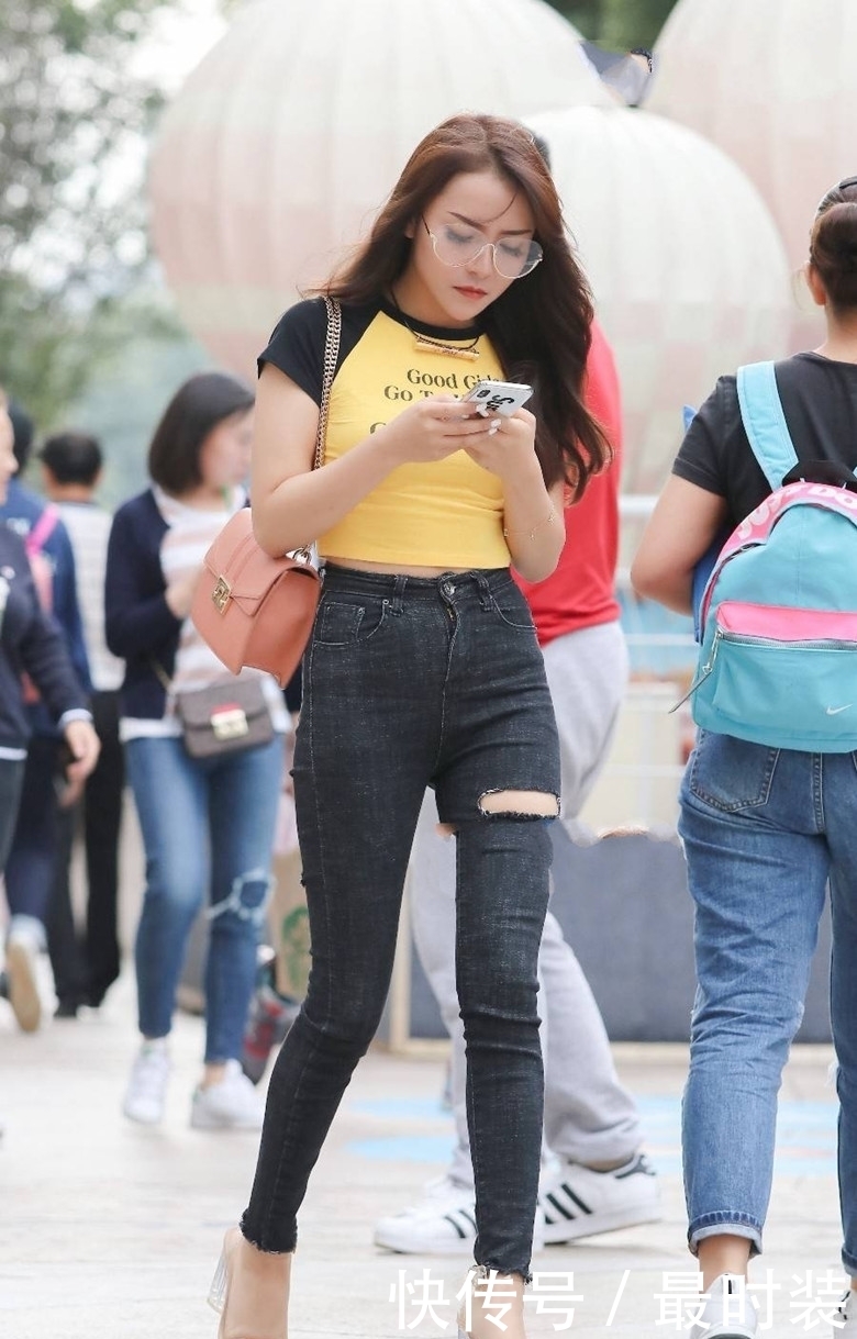 性感|街拍:身穿包臀裙美女,好身材完美展现,成熟性感有魅力