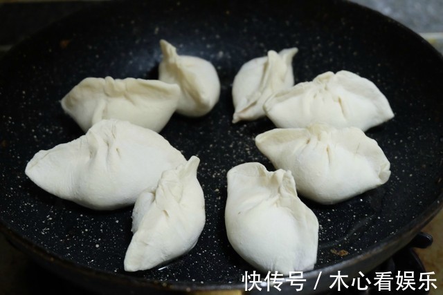 饺子别再煮了，试试这个做法，面粉水比例调配好，冰花又焦又脆！