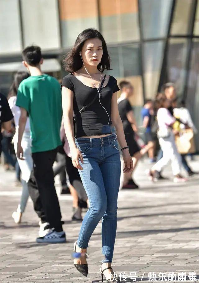 卡其色 时尚牛仔打底裤搭配甜美上衣,修身加细腿,打造比较复古风格