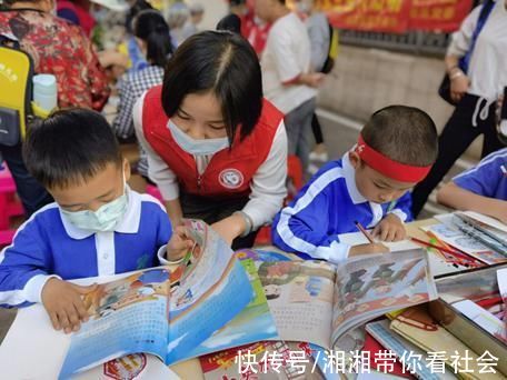 亲子读书会@“同悦书香童画沁心”桂园街道大塘龙社区开展亲子读书会