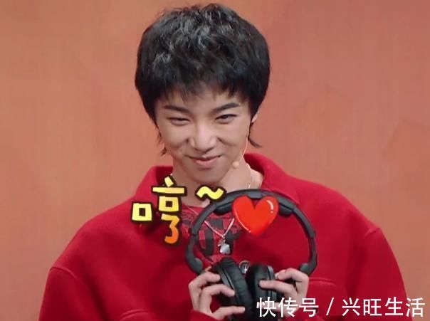 为什么华晨宇的肩膀上总有朵花?镜头放大20倍,网友:用心了