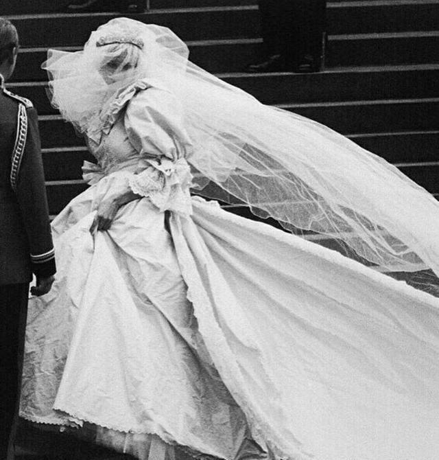 玛丽·唐纳森|各国王妃的婚礼头纱设计,丹麦王妃的最华丽、梅根的很用心