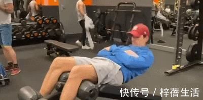 健身|小哥挑戰在1個月內，做10000個仰臥起坐，看健身結果