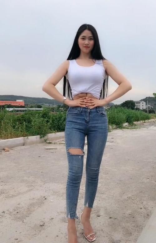小姐姐|穿上破洞牛仔裤的美女，时尚显气质，展现好身材！