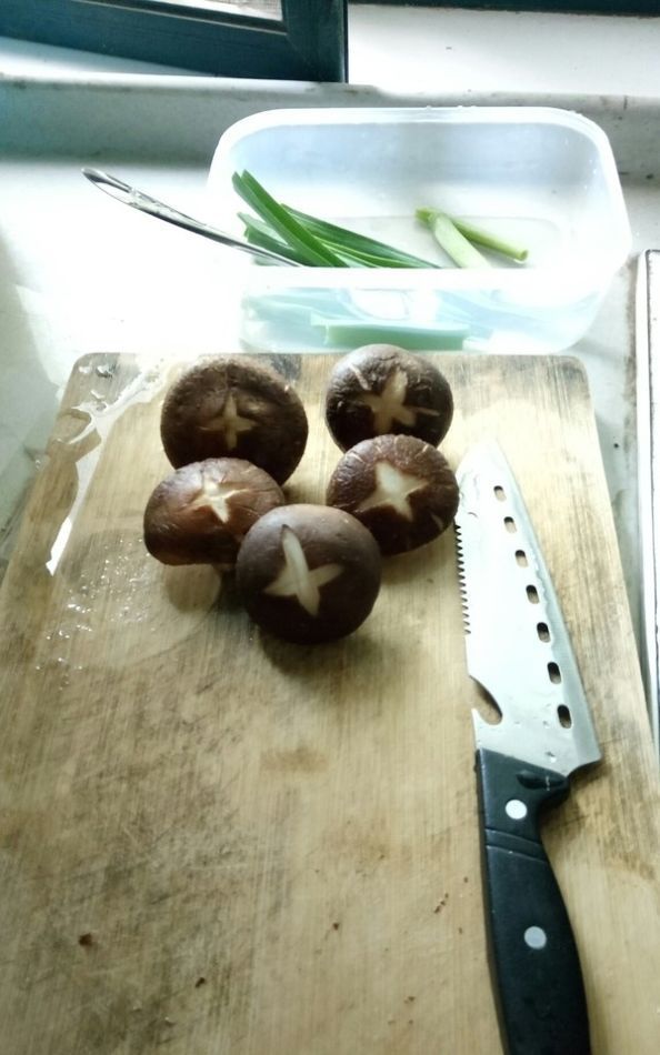  一家6口去吃火锅，只要锅底还吃了2小时，结账时服务员发现问题