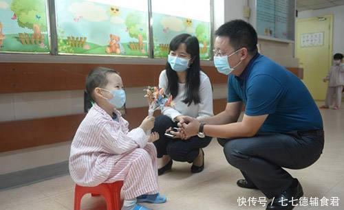 “谁有吃的，能给孩子吃点吗”父亲无助的声音，让乘客坐不住了