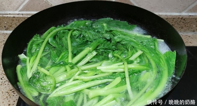 春天,一种碱性蔬菜要常吃,钙含量是牛奶的2.3倍,鲜美还便宜