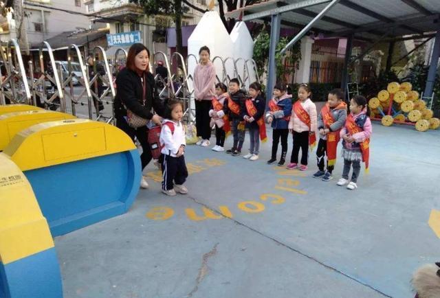 爱的孩子|爸爸到幼儿园接孩子,每天都会提早到,网友:这爸爸不容易啊