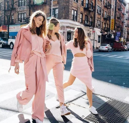 2021粉裤子潮流你跟了没？日杂穿搭灵感，增加温柔气质